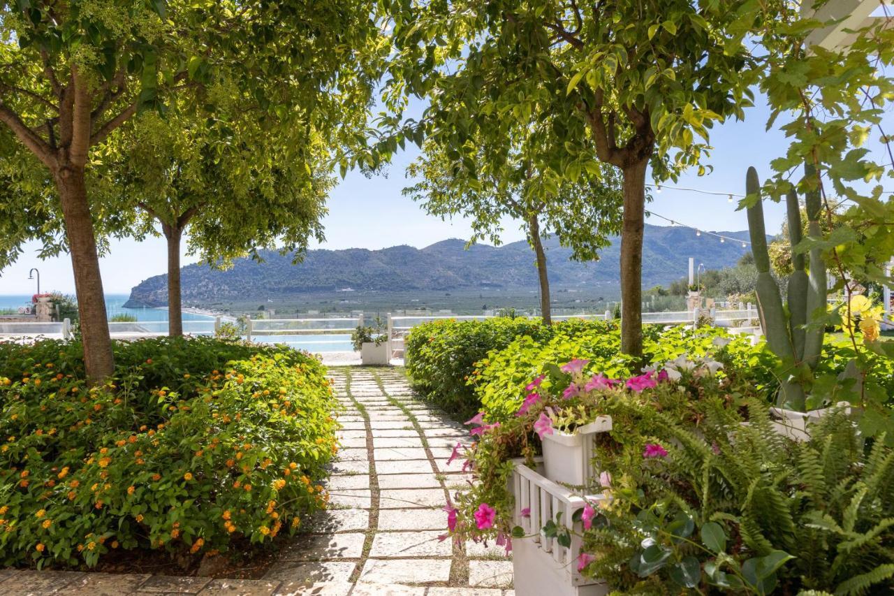 Hotel Residence Il Porto Mattinata Bagian luar foto